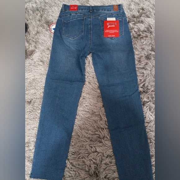 Gogo High Rise Capri Jeans - Picture 4 of 5